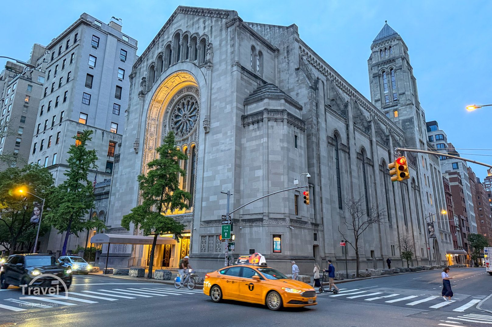 Taxi y sinagoga en NYC