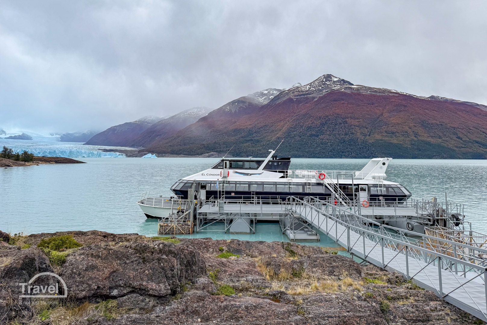 Barco en el Glaciar Perito Moreno