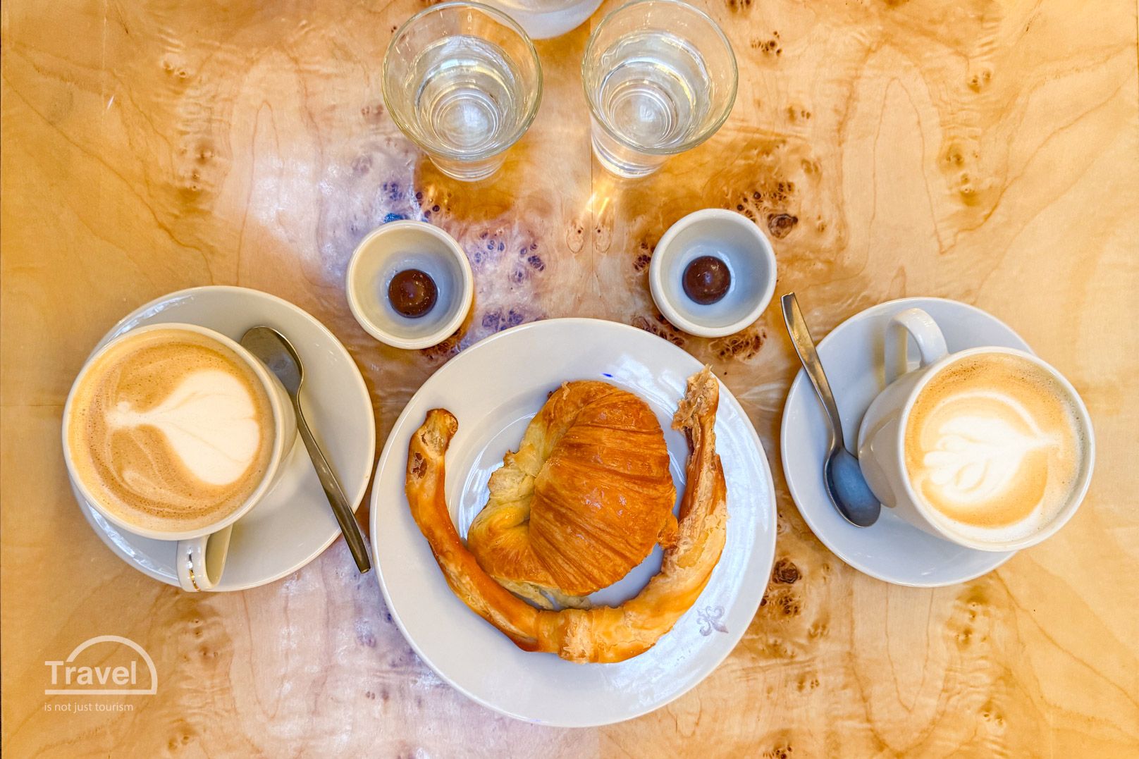 Café, agua y bombón de cortesía