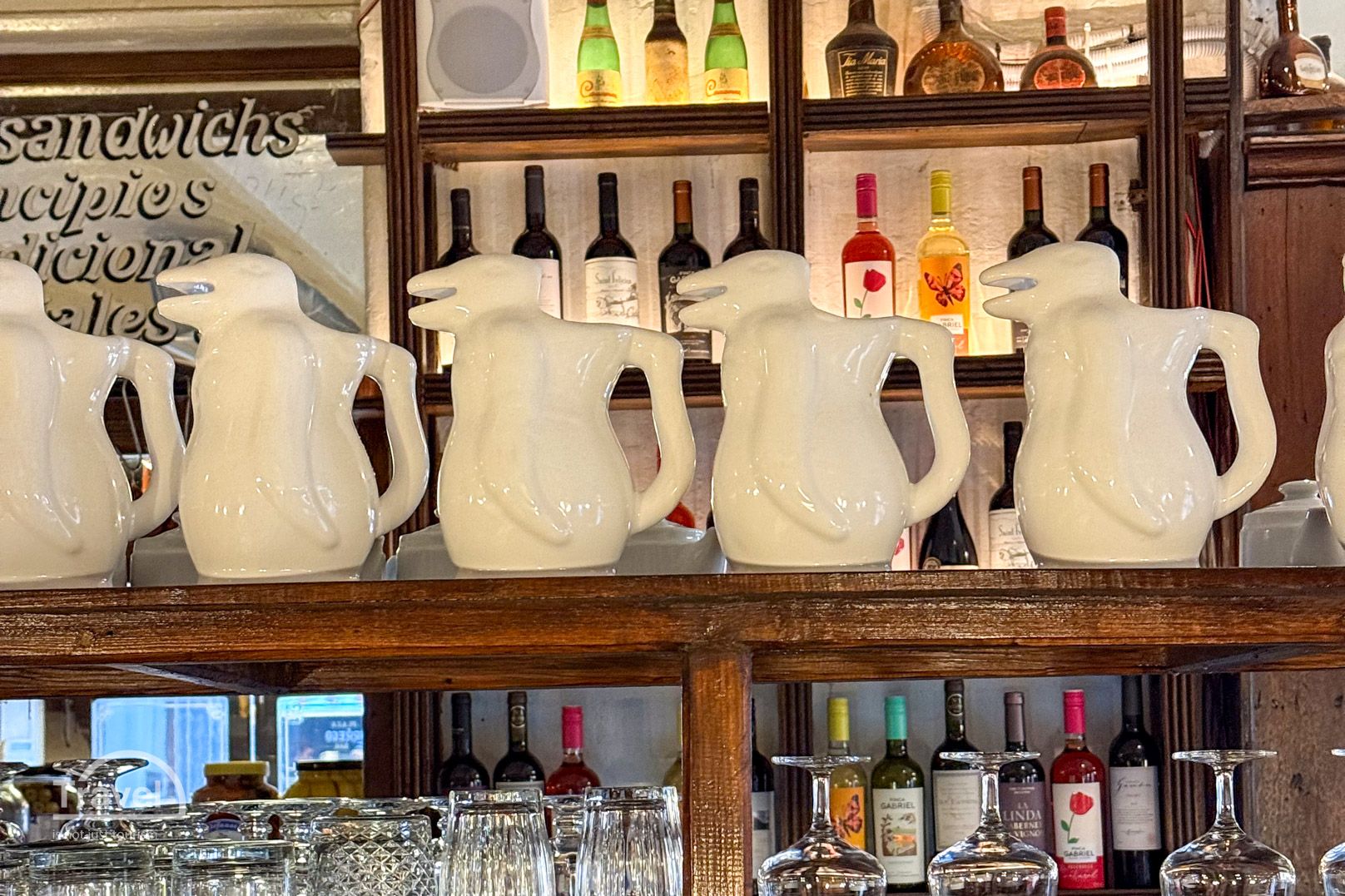Pingüinos en un bodegón